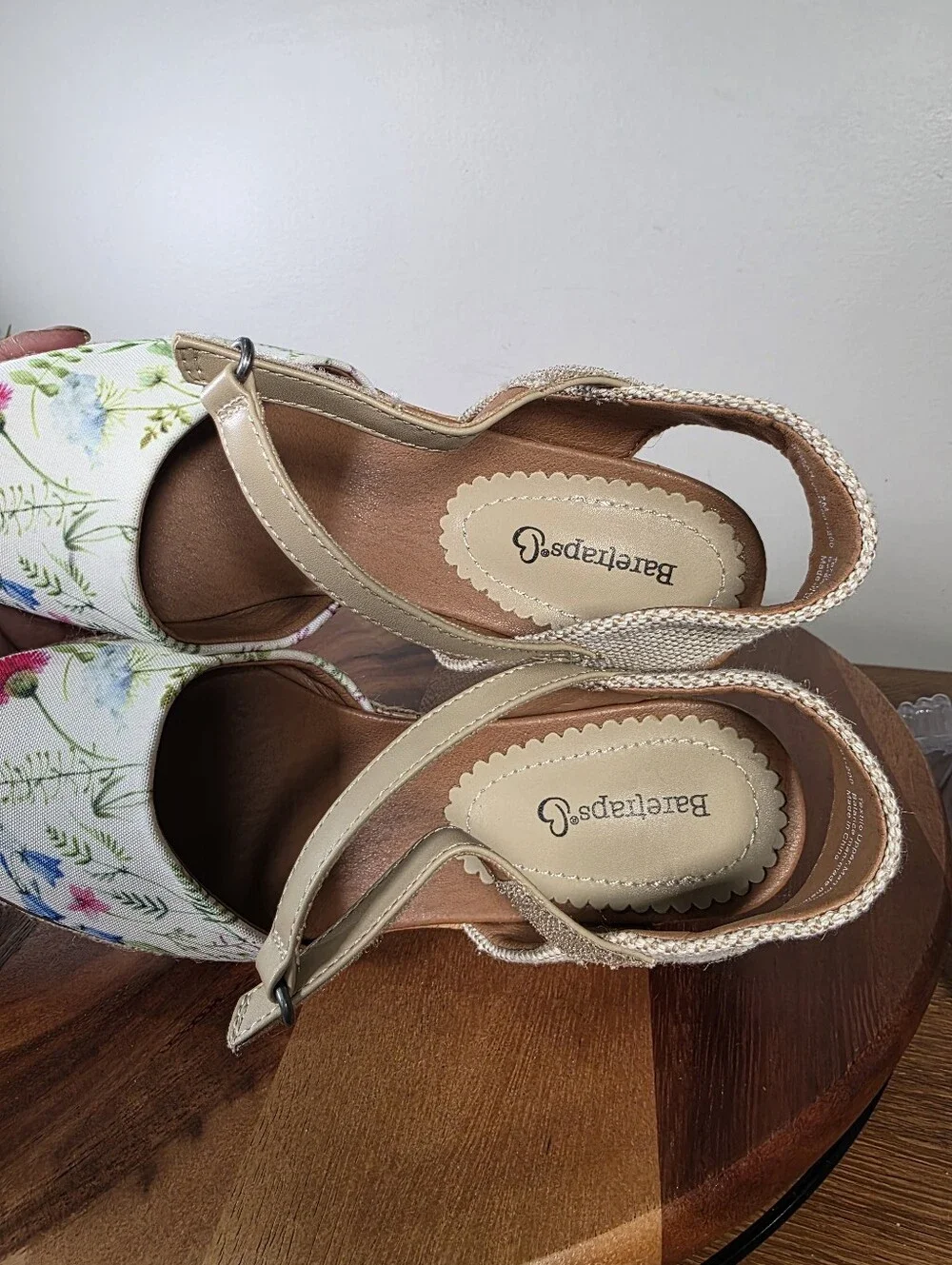 Baretraps Ocean Floral Closed Toe Espadrille Wedge Sandals Size 7 Like New